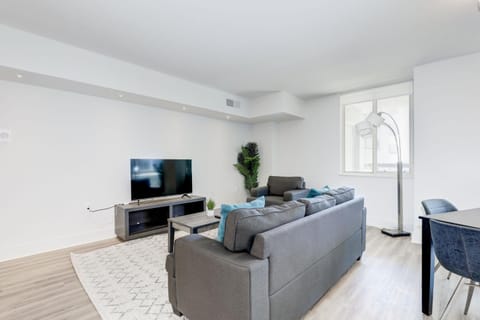 TV and multimedia, Living room, Seating area, Evening entertainment