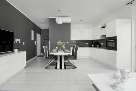 TV and multimedia, Kitchen or kitchenette, Dining area, oven, pet friendly, stove, air conditioner