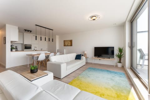 TV and multimedia, Kitchen or kitchenette, Photo of the whole room, Seating area, Dining area