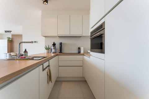 Coffee/tea facilities, Kitchen or kitchenette, dishwasher, oven, stove