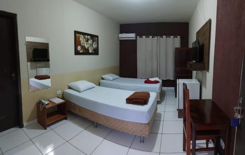 Bed, TV and multimedia, Photo of the whole room, Bedroom, towels