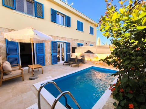 Property building, Day, Balcony/Terrace, Pool view, Swimming pool, sunbed