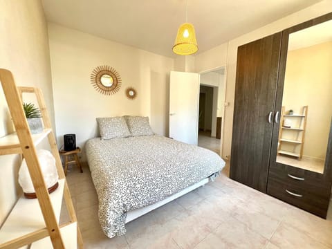 Bed, Photo of the whole room, Bedroom, wardrobe