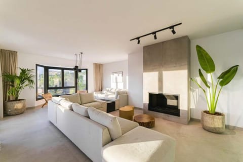 Villa Vega Luxury Living Premium Features Gym Jacuzzi Villa in Marbella