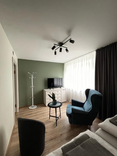 Bed, TV and multimedia, Bedroom