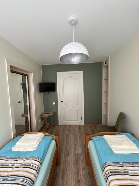 Bed, TV and multimedia, Bedroom