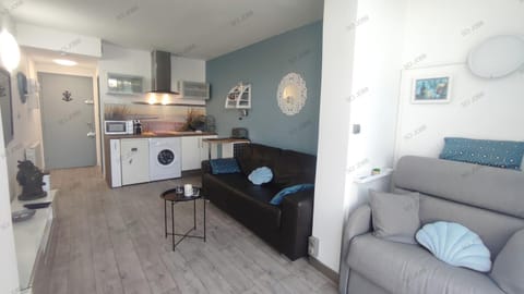 TV and multimedia, Kitchen or kitchenette, Living room, Seating area, toaster, washing machine