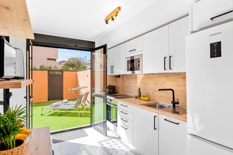 Kitchen or kitchenette, dishwasher, oven, pet friendly, stove