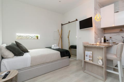Bed, TV and multimedia, Photo of the whole room, Bedroom, towels