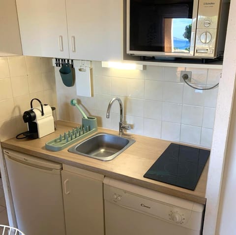 Coffee/tea facilities, dishwasher, microwave, storage, stove, kitchen