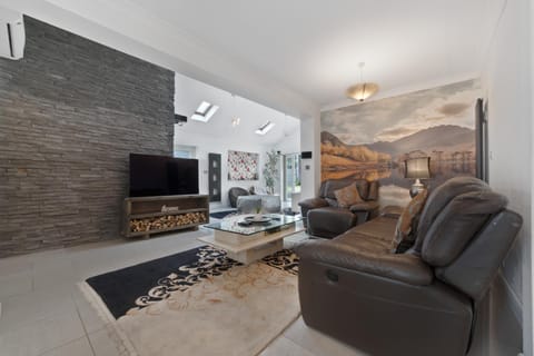 Communal lounge/ TV room, TV and multimedia, Living room, Seating area, Evening entertainment