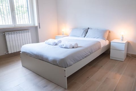 Bed, Bedroom, towels