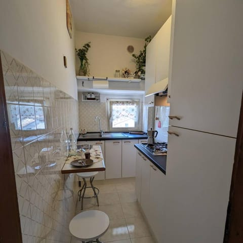 Coffee/tea facilities, Kitchen or kitchenette, stove, toaster