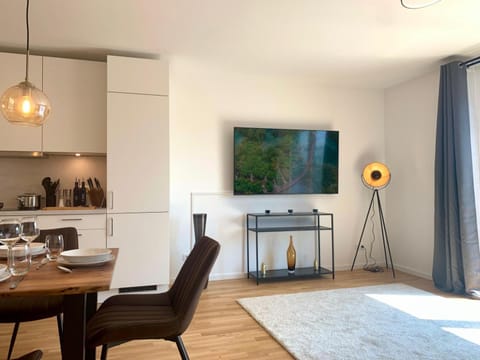 TV and multimedia, Kitchen or kitchenette, Living room, Dining area, stove