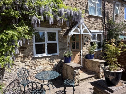 Property building, Garden, Dining area, Garden view