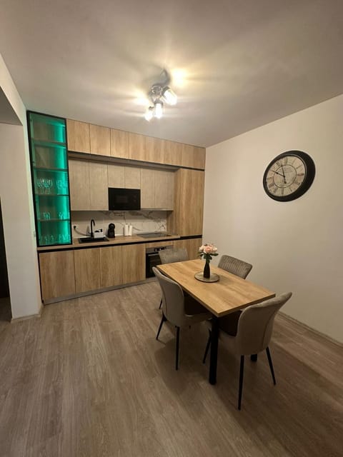 Kitchen or kitchenette, Dining area, stove