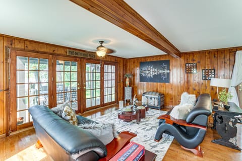 Group Retreat on Wolf Lake! Paddle, Fish and BBQ House in Ohio