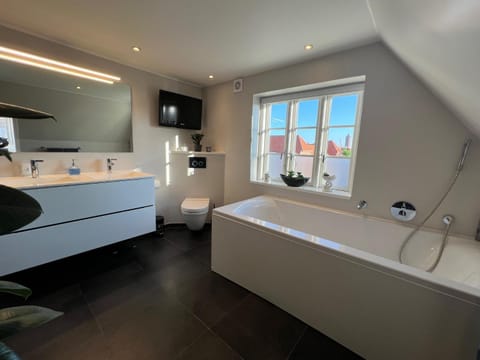 Shower, Toilet, Bathroom, Bath, towels