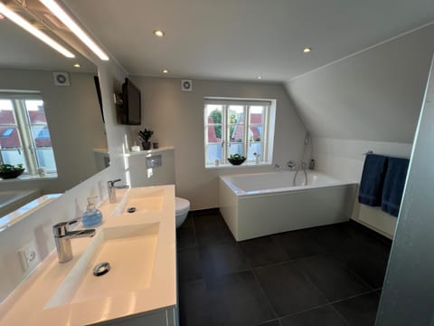Bathroom, TV and multimedia, Bath