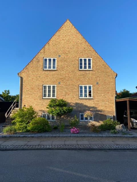 Property building, Facade/entrance, Day, Parking