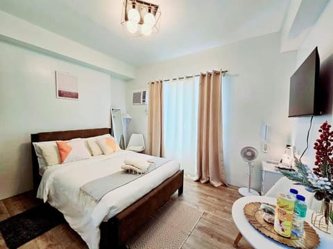 Bed, TV and multimedia, Food and drinks, towels, air conditioner