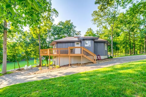 Dock and Deck at Kentucky Lake Family Retreat! House in Lake Barkley