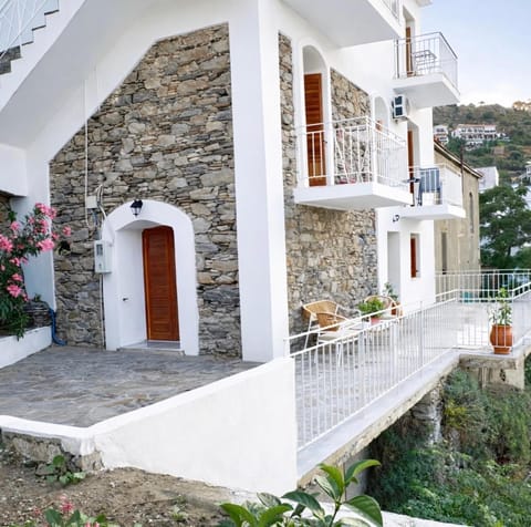 Property building, Day, Natural landscape, Balcony/Terrace