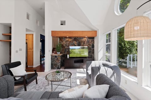 Stunning Sammamish Lake View Home near Weowna Park House in Bellevue