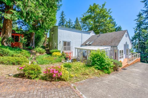 Stunning Sammamish Lake View Home near Weowna Park House in Bellevue