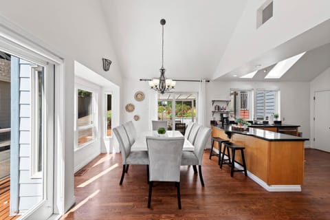 Stunning Sammamish Lake View Home near Weowna Park House in Bellevue