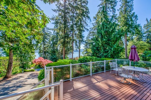 Stunning Sammamish Lake View Home near Weowna Park House in Bellevue