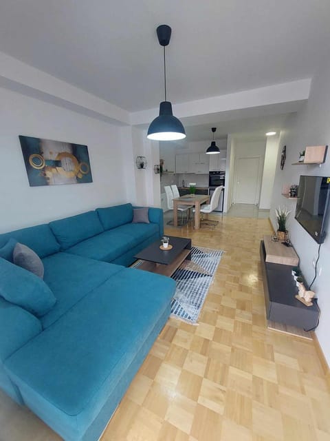 TV and multimedia, Living room, Seating area, Evening entertainment