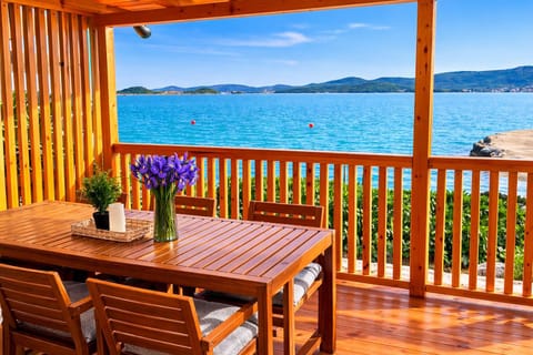 View (from property/room), Balcony/Terrace, Dining area, Sea view