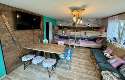 Bed, TV and multimedia, Living room, Photo of the whole room, Seating area, Dining area, Bedroom