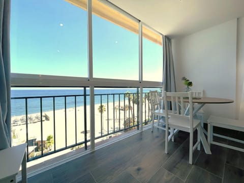 Day, Natural landscape, Balcony/Terrace, Dining area