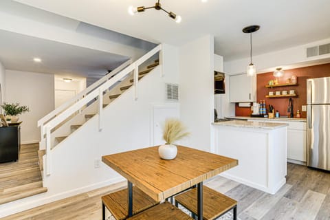 Convenient Bryan Townhome with Patio Less Than 3 Mi to AandM! House in College Station