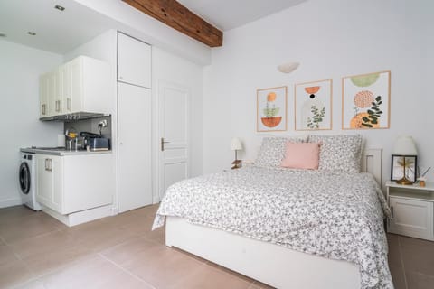 Bed, Kitchen or kitchenette, Photo of the whole room, Bedroom