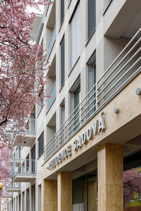 Property building, Facade/entrance, Location, acessibility