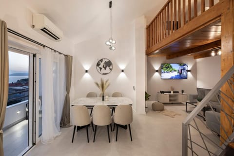TV and multimedia, Living room, Seating area, Dining area, air conditioner