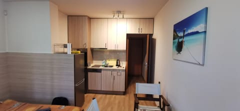 Kitchen or kitchenette, Dining area, minibar, oven