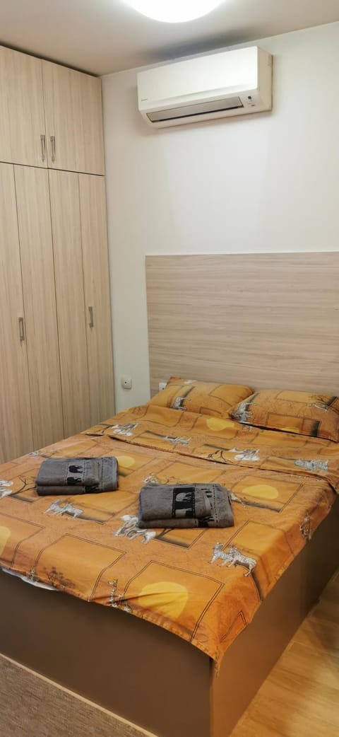 Bed, Bedroom, air conditioner