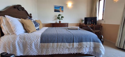 Bed, TV and multimedia, Photo of the whole room, Bedroom