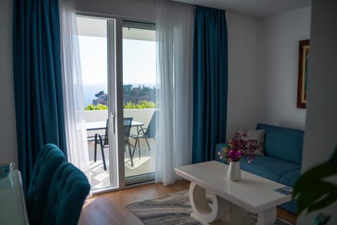 Natural landscape, View (from property/room), Balcony/Terrace, Living room, Seating area, Dining area