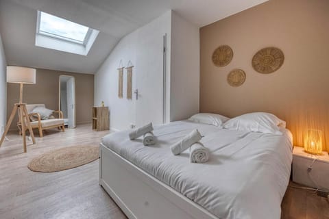 Bed, Photo of the whole room, Bedroom, towels