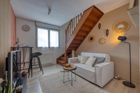 Bed, Living room, Photo of the whole room, Seating area, Bedroom