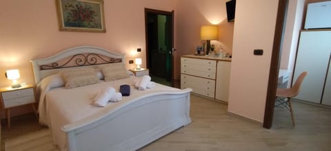 Bed, Photo of the whole room, Decorative detail, Bedroom, minibar, wardrobe
