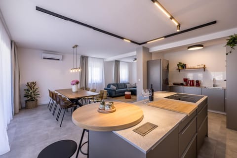 Kitchen or kitchenette, Living room, Seating area, air conditioner