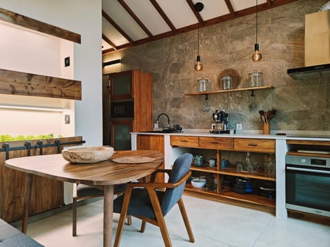 Kitchen or kitchenette, Dining area