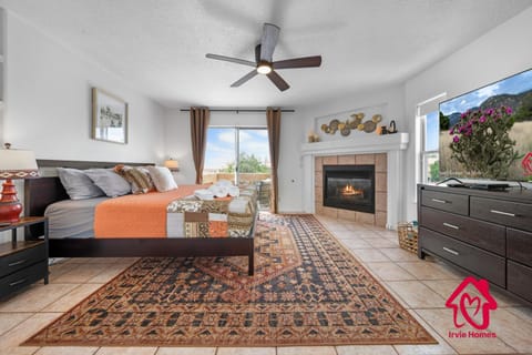 Gusto Retreat Modern Serenity - An Irvie Home House in Rio Rancho