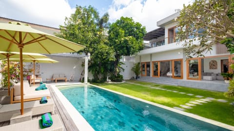 Property building, Garden, Garden view, Pool view, Swimming pool, sunbed
